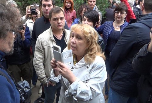 Агрессивный "актив" напирает на Андрея Рудомаху, на заднем плане торжествующая замглавы Елена Иванова
